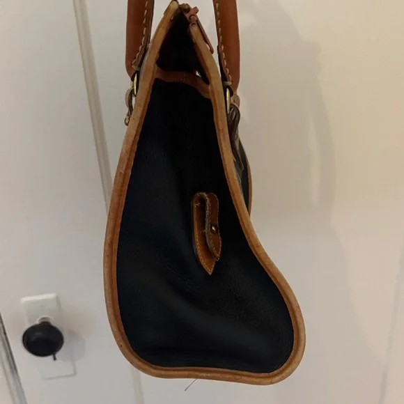 Vintage Black and Tan Leather Handbag - Picture 4 of 7